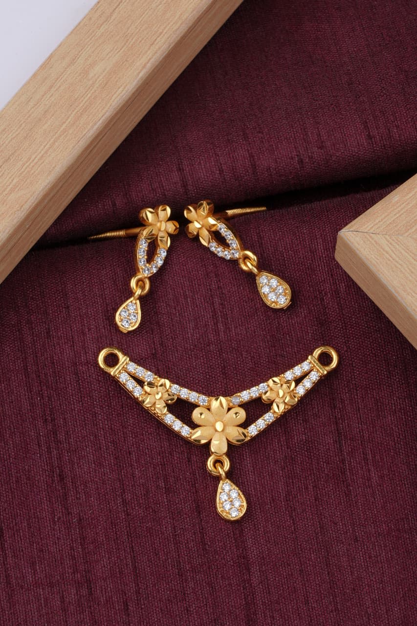 Elegant Floral Design Micro Gold Plated And Pendant Set