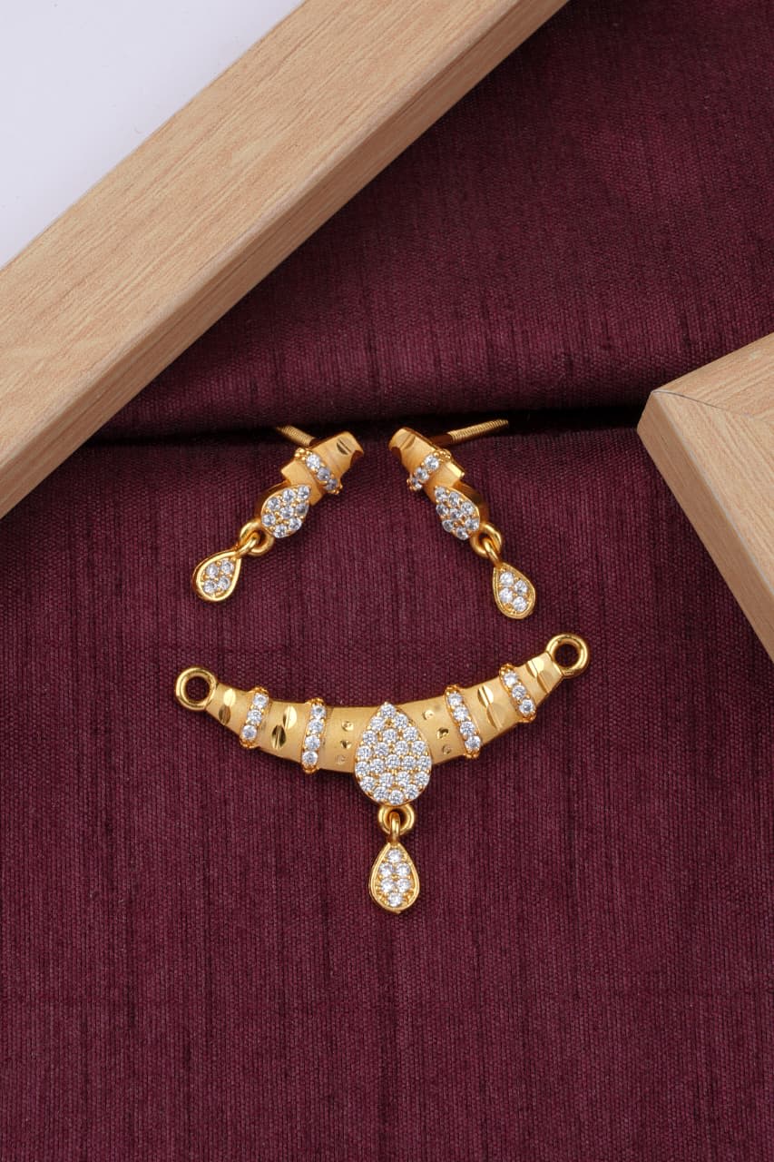 Teardrop Design Micro Gold Plated And Diamond Pendant Set with Earrings